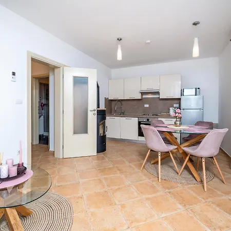 1 Bedroom Cozy In