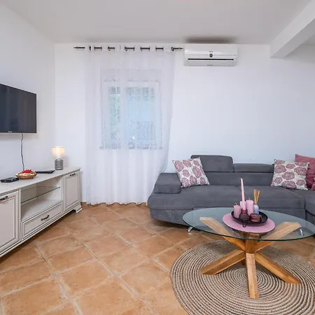 1 Bedroom Cozy In Valbandon