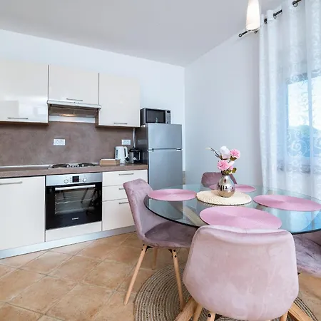 Apartment 1 Bedroom Cozy In Valbandon