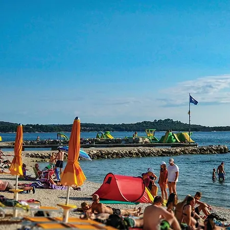 Lägenhet 1 Bedroom Cozy In Valbandon