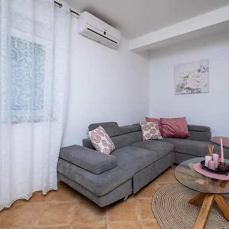 1 Bedroom Cozy In Lägenhet Valbandon